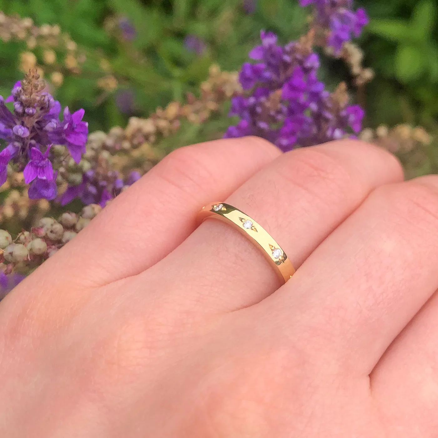 18ct Gold Engraved Bead-Set Diamond Wedding Ring