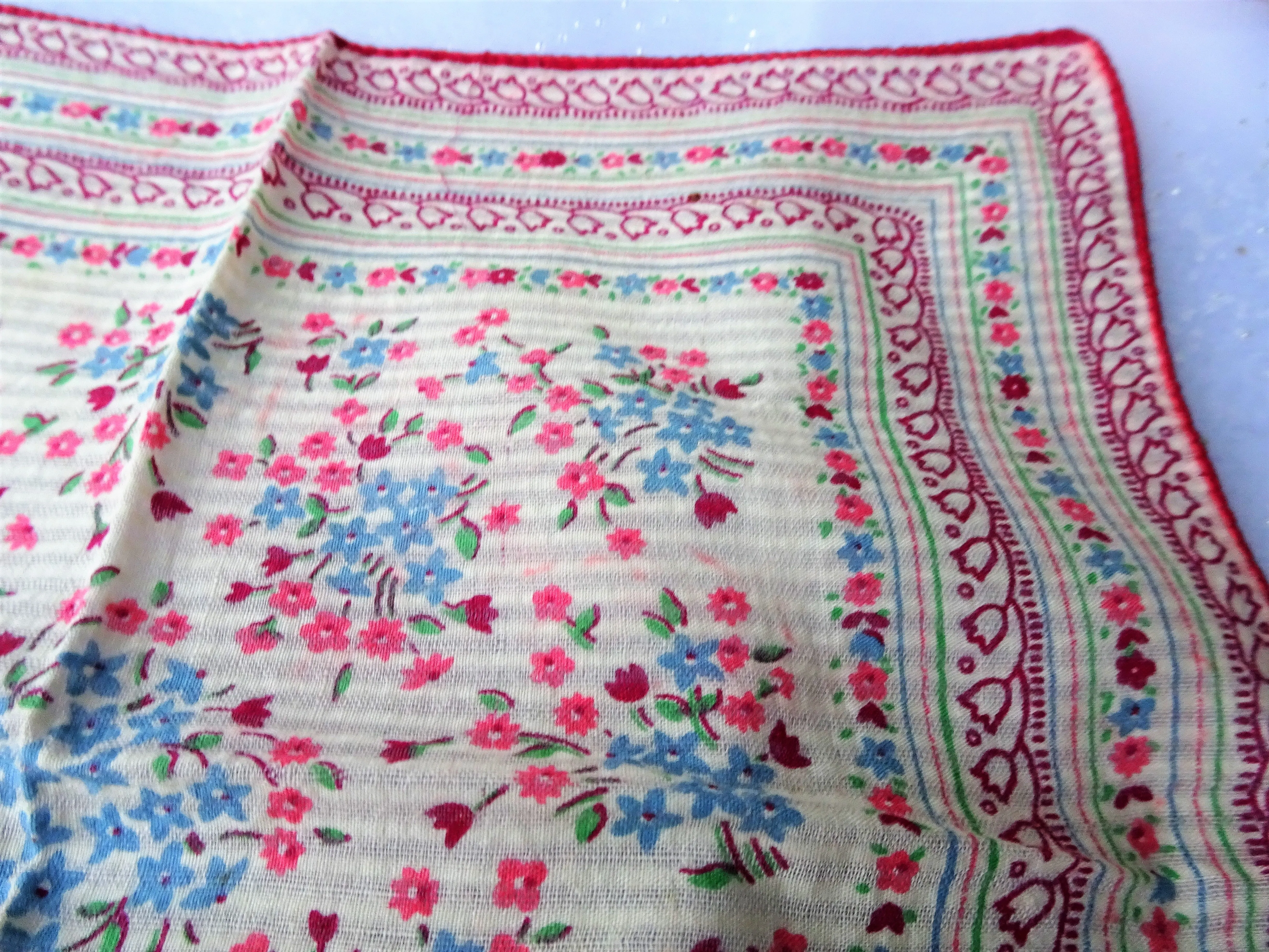 PRETTY Vintage Printed Floral Hanky Colorful Flowers Handkerchief To Frame Collectible Hankies,1950s Hankies, 1950s Hanky, 1950s Handkerchiefs, Mid Century Hankies